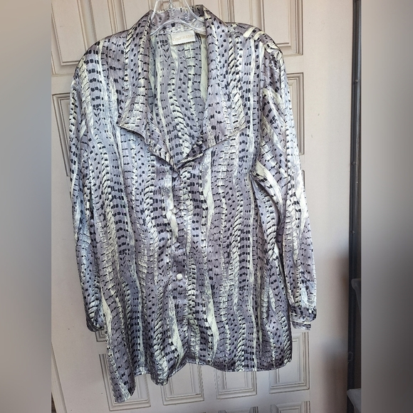 Satiny Plus Sz2X Blouse Lavender/Gray Print Long Sleves Wide Collar/Cuffs - Picture 1 of 10